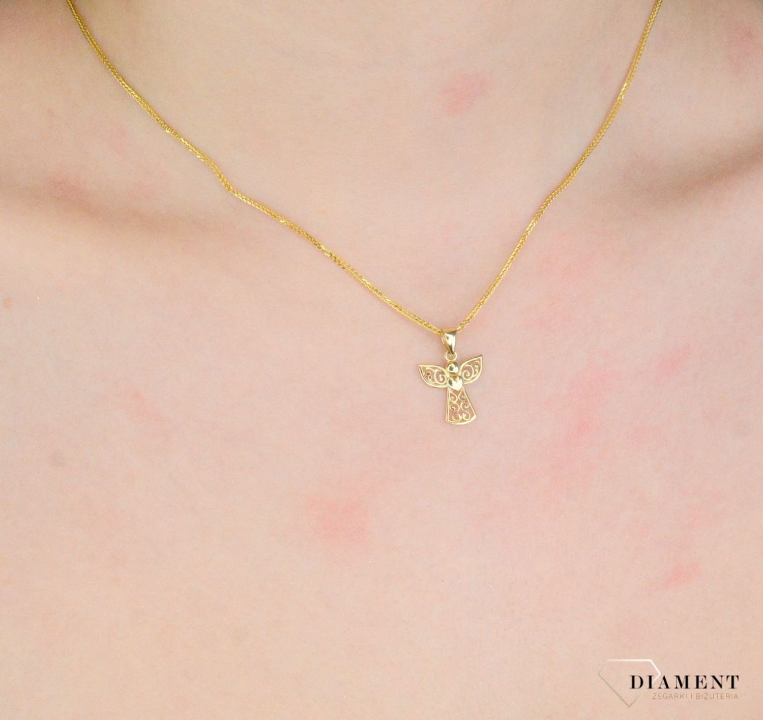 Zawieszka złota aniołek ażurowy próba 375, ZA 7400 375 Wisiorek został wykonany z wysokiej jakości złota próby 375. Złoto to jeden z najpopularniejszych kruszców, cenione przez kobiety na całym świecie i często1.jpg